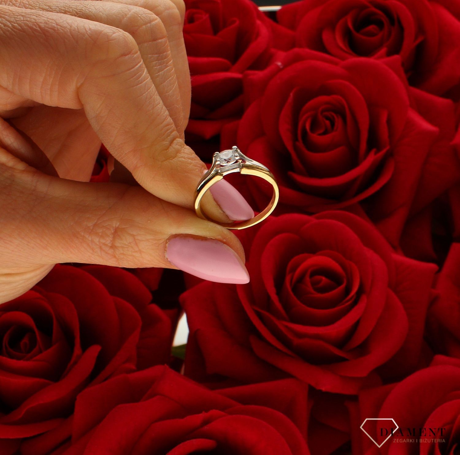 Złoty pierścionek damski 375 z wystającą cyrkonią zaręczynowy PI 1960A 375. Pierścionek został wykonany z najwyższej jakości złota próby 375 (2).jpg